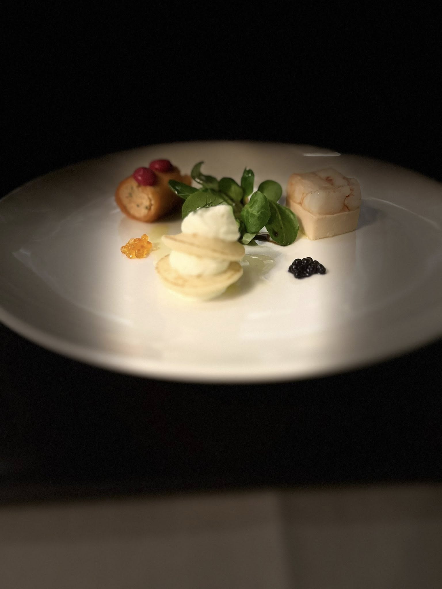 Piatto con gamberi e croccante siciliano